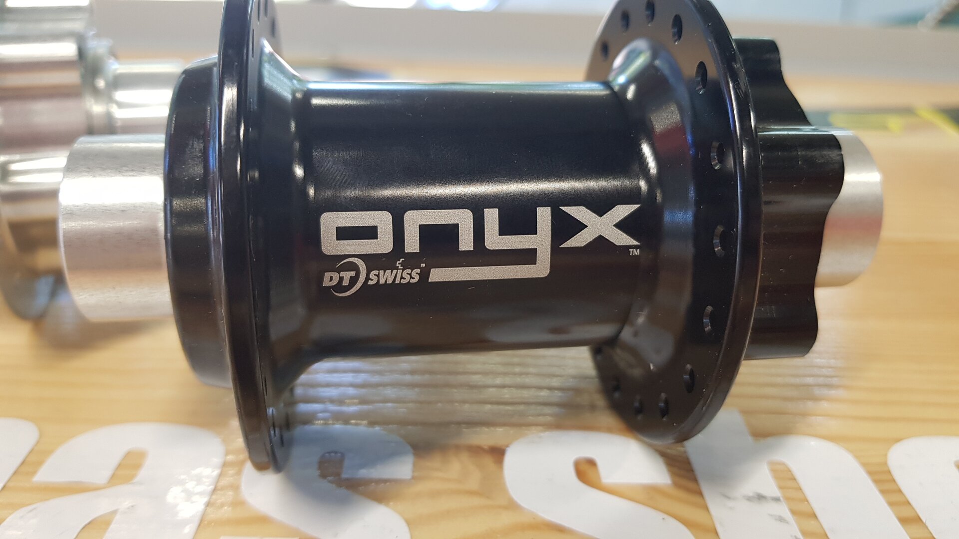 DT Swiss Onyx 20/110mm 6 bolt Musta