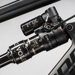 Cannondale’s Gemini Fox shocks have two distinct modes—Hustle and Flow—allowing for fast-paced responsive handling (Hustle) and supple, terrain-eating performance (Flow).