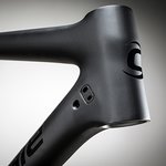 The interchangeable in-head tube cable guides are used to hold the housing in place securely and support every possible cable configuration.