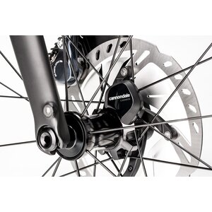 An integrated wheel sensor delivers hyper accurate speed, route and distance info, registers your bike, reminds you of needed service and more, all through the free Cannondale App.