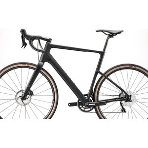 Offers a perfectly balanced riding position: upright enough for comfort over the long haul and control when tackling technical off-road terrain, yet still low and forward enough for speedy efficiency.