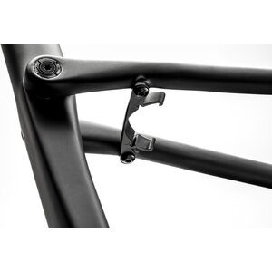 Fully fender ready. A removable fender bridge on the rear stays is there when you need it, gone when you don't.
