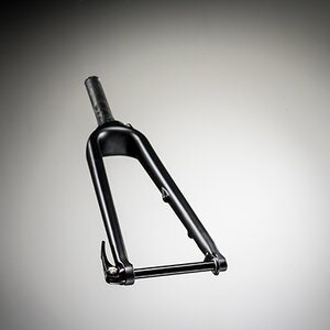 142x12mm rear and 100x12mm front thru-axles keep everything stiff and solid, even when braking hard.