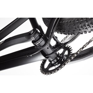 For an integrated look and easy maintenance, the shift and dropper post cables route cleanly through the StraightShot window in the down tube, while the rear brake line is secured outside the frame.