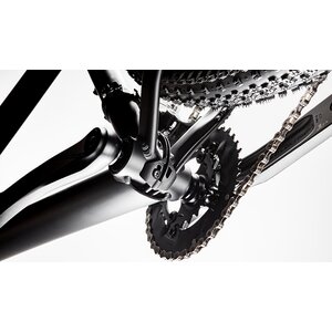 For an integrated look and easy maintenance, the shift and dropper post cables route cleanly through the StraightShot window in the down tube, while the rear brake line is secured outside the frame.