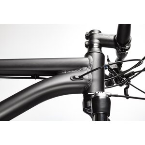 Aluminum construction that’s a cut above. High-performance tube shapes, extensive weight-saving butting, and seamless double-pass welds deliver a ride unlike anything in its class.