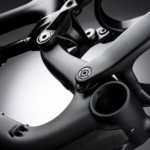Our very own Lockr thru-axle pivot system creates a rock solid connection between both sides of the swing arm and the main frame for instantaneous response. No twist, no flex an