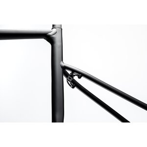 Fully fender ready. A removable fender bridge on the rear stays is there when you need it, gone when you don't.