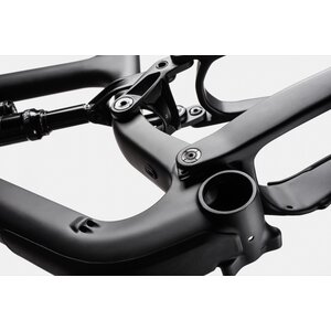 Our very own Lockr thru-axle pivot system creates a rock solid connection between both sides of the swing arm and the main frame for instantaneous response. No twist, no flex an