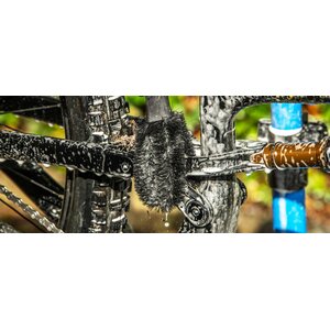 Muc-Off Two Prong brush